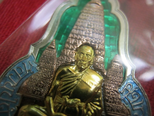 เหรียญหลวงปู่คำบุ เยือนอินเดีย เนื้อเงินหน้าทองคำสามกษัตริย์ หมายเลข73 สภาพสวยมากพร้อมกล่องเดิมๆ