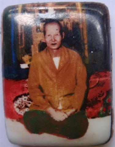 ล็อคเก็ตคุณแม่บุญเรือนหลังอุดผงมวลสารเก่าคุณแม่ ปิดด้วยแผ่นท างขาวก้าวหน้าปี55 เคาะเดียว 