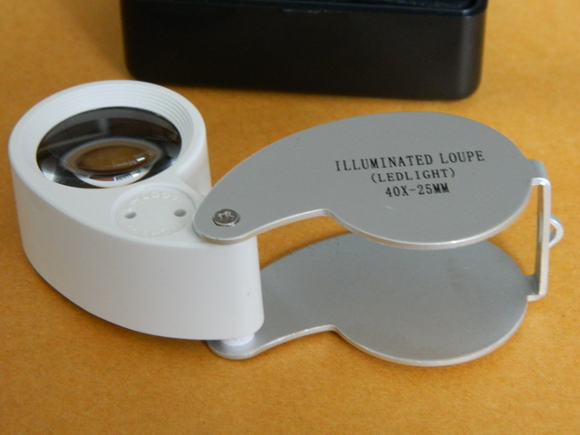 "เคาะเดียว"กล้องส่องพระ แบบมีไฟ LED 40x25 MM. ILLUMINETED LOUPE ( LED LIGHT )