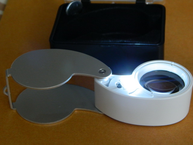 "เคาะเดียว"กล้องส่องพระ แบบมีไฟ LED 40x25 MM. ILLUMINETED LOUPE ( LED LIGHT )