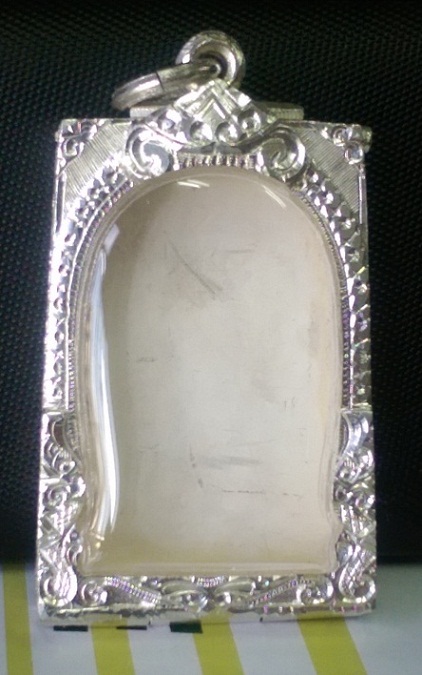 ตลับสมเด็จ สั่งตัดมือหนึ่ง สวยๆทำจากเงิน95% ใบใหญ่หมุดแข็งแร ง น้ำหนัก 32.3กรัม.. 