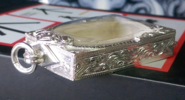 ตลับสมเด็จ สั่งตัดมือหนึ่ง สวยๆทำจากเงิน95% ใบใหญ่หมุดแข็งแร ง น้ำหนัก 32.3กรัม.. 