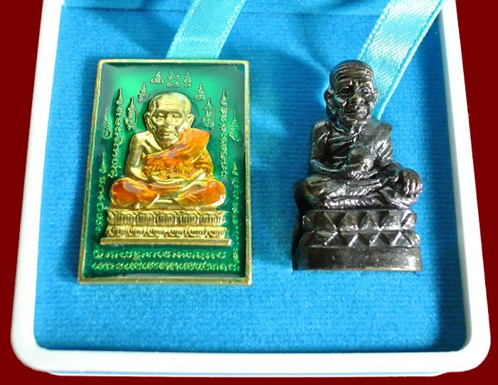 หลวงปู่ทวด หมื่นยันต์ รุ่นรวยหายห่วง ชุดพิเศษทอดกฐิน วัดช้างไห้ เนื้อฝาบาตรลงยาสีเขียว หมายเลข ๓๓๔๖