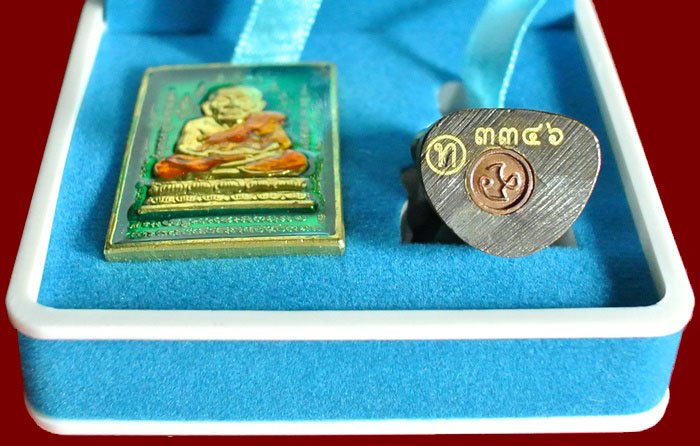 หลวงปู่ทวด หมื่นยันต์ รุ่นรวยหายห่วง ชุดพิเศษทอดกฐิน วัดช้างไห้ เนื้อฝาบาตรลงยาสีเขียว หมายเลข ๓๓๔๖