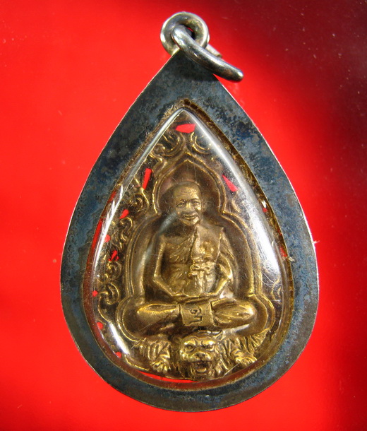 เหรียญฉีดลายฉลุ หลวงพ่อเปิ่น รุ่นเสาร์ ๕ สร้างปี 2537 เลี่ยมกรอบเงินเก่า