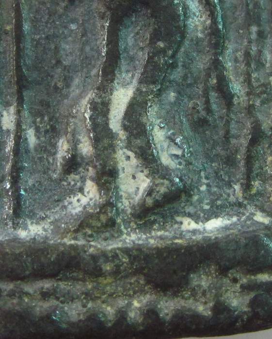 พระลีลายืนเนื้อชิน จารหลัง มีไขขึ้นมีอายุพอควรครับ