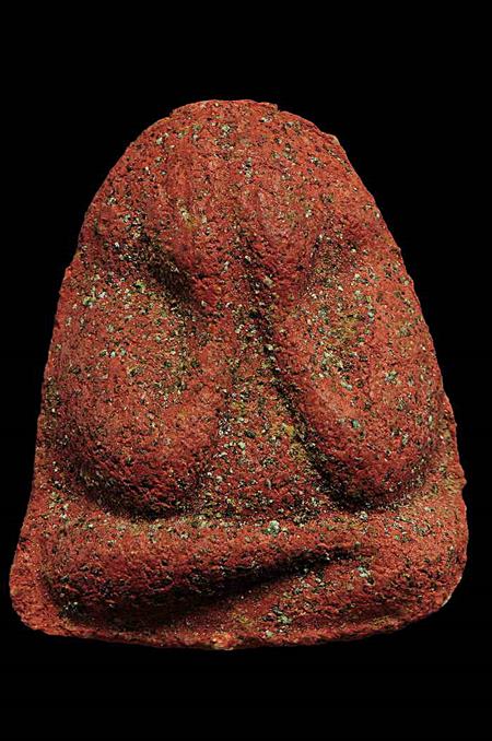 พระผงญาณวิลาศหลวงพ่อแดง วัดเขาบันไดอิฐ ปี 2513 (พิมพ์พระปิดตา) เนื้อแดงหายาก