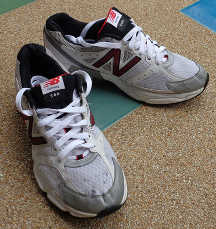 รองเท้า NEW BALANCE ของแท้แน่นอน 100% ครับ สวย สบายเท้า เบอร์ 42 ครับ