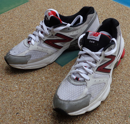 รองเท้า NEW BALANCE ของแท้แน่นอน 100% ครับ สวย สบายเท้า เบอร์ 42 ครับ