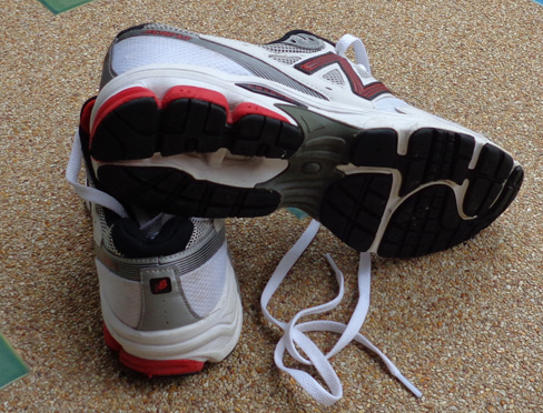 รองเท้า NEW BALANCE ของแท้แน่นอน 100% ครับ สวย สบายเท้า เบอร์ 42 ครับ