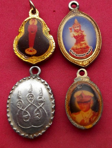 วัดใจเริ่ม 10 บาท กับ ล็อกเก็ตพระเกจิ 4 อัน .. AK308