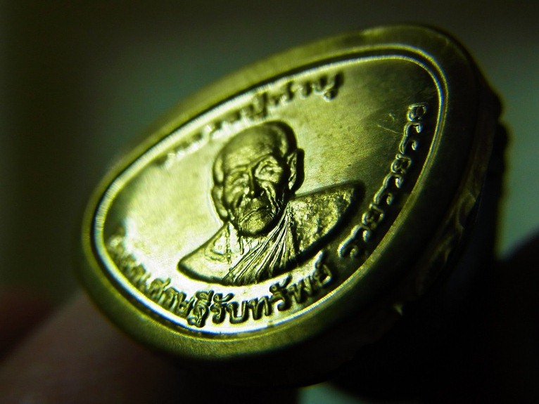 พระกริ่งใหญ่ "โคตรเศรษฐี รวย รวย รวย" เทหล่อโบราณ ปลุกเสก 5 พิธี ครับ