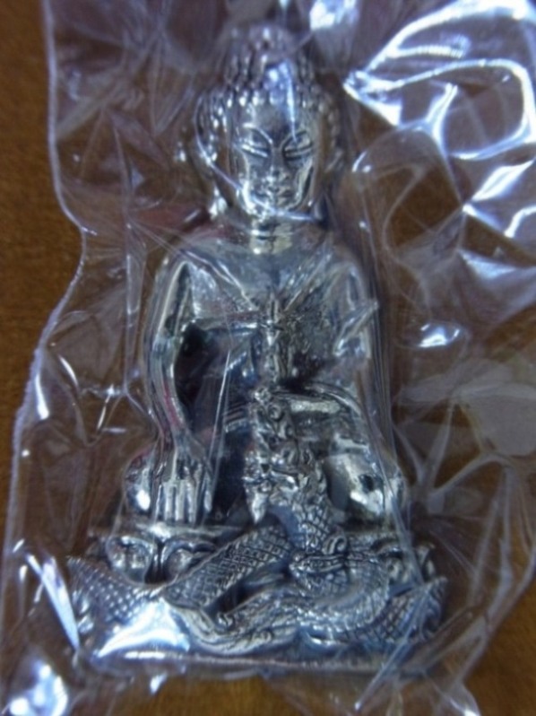 พระกริ่งศรีสุทโธ เนื้อทองขาว และเนื้อสัตตะโลหะ หลวงปู่คำบุ รวม 2 องค์ พุทธศิลป์ล้ำเลิศ สวยครับ