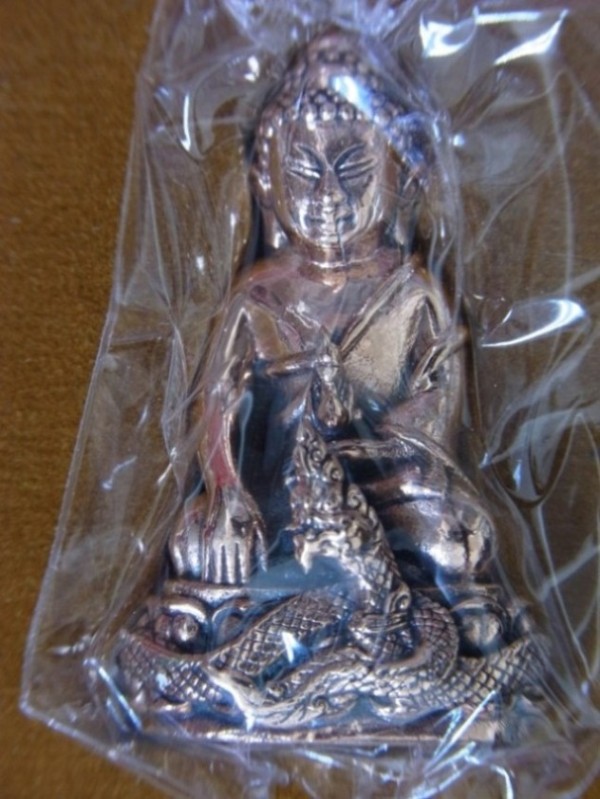 พระกริ่งศรีสุทโธ เนื้อทองขาว และเนื้อสัตตะโลหะ หลวงปู่คำบุ รวม 2 องค์ พุทธศิลป์ล้ำเลิศ สวยครับ