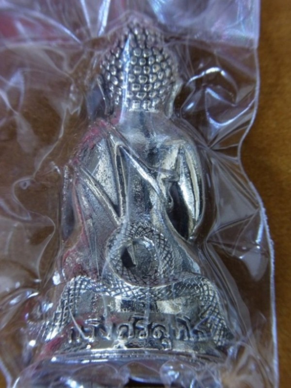 พระกริ่งศรีสุทโธ เนื้อทองขาว และเนื้อสัตตะโลหะ หลวงปู่คำบุ รวม 2 องค์ พุทธศิลป์ล้ำเลิศ สวยครับ