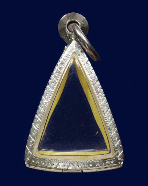 ตลับเงินสองหน้า แกะลายยกซุ้ม สำหรับพระเนื้อดิน/ผง & เหรียญปั๊ม/หล่อ รูป 3 เหลี่ยม ขนาดเล็กเล็ก