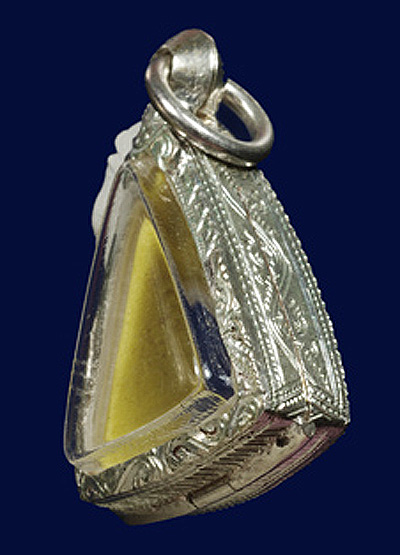 ตลับเงินสองหน้า แกะลายยกซุ้ม สำหรับพระเนื้อดิน/ผง & เหรียญปั๊ม/หล่อ รูป 3 เหลี่ยม ขนาดเล็กเล็ก