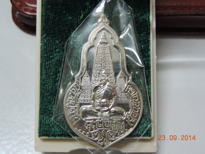 เหรียญหลวงปู่คำบุ เยือนอินเดีย เนื้อเงิน หมายเลข568 สภาพสวยมากพร้อมกล่องเดิมๆ