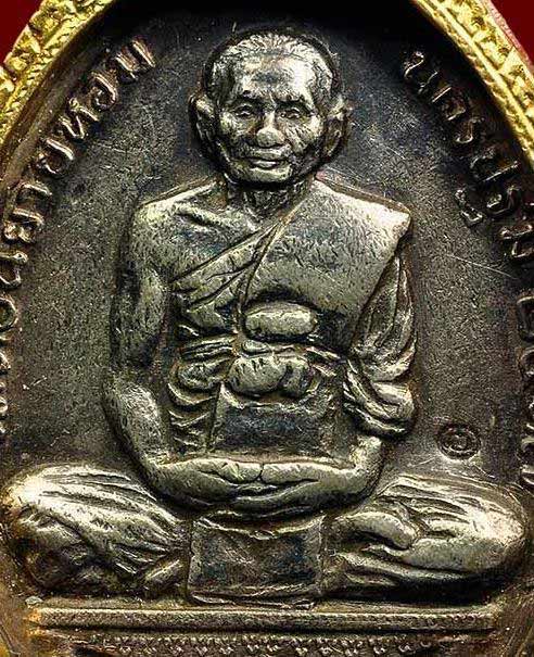 หลวงพ่อแช่ม วัดดอนยายหอม พิมพ์ห่วงเชื่อม เนื้อเงิน เลี่ยมทองโบราณ เดิม ๆ ปี 2517