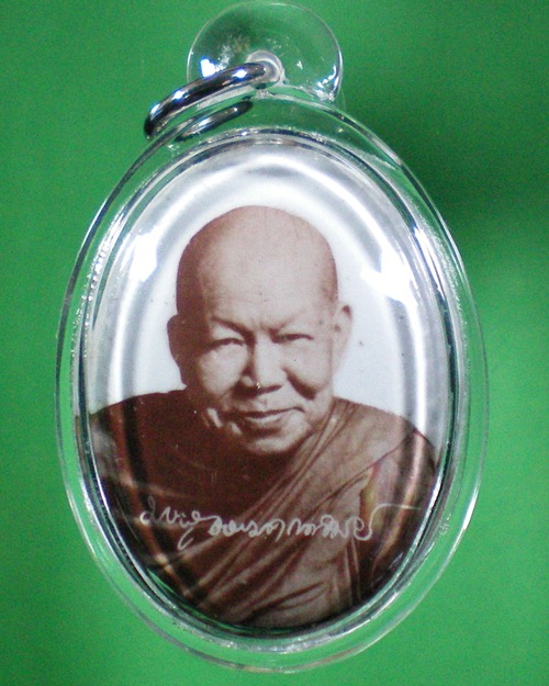 ล็อกเก็ตหลวงปู่เหรียญ วรลาโภ ปี40 พิเศษ ฉากขาว หลังบรรจุเกศา,พระธาตุ,จีวร,แร่เสก,ข้าวสารดำ,นาคปรก