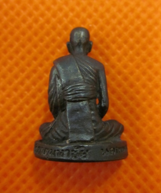 รูปหล่อลอยองค์ รุ่นปฐวีธาตุ ปี 2536 หลวงปู่คำพันธ์ วัดธาตุมหาชัย จังหวัดนครพนม 