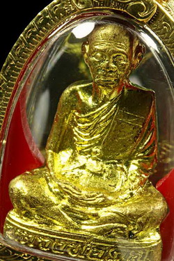 หลวงพ่อคูณ รูปเหมือนปั๊มลอยองค์รุ่นแรก เทพประทานพร ฝาบาตร เลี่ยมทองคำ+บัตรพระแท้
