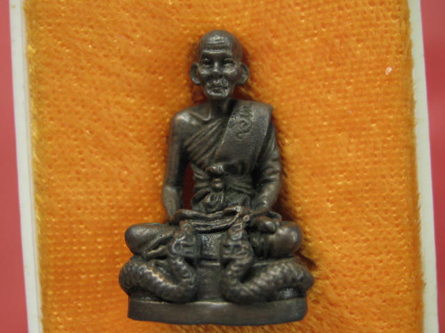 หลวงปู่คำพันธ์ รูปเหมือน นั่งพญานาค ปี42 เนื้อนวะโลหะ กล่อ งเดิม