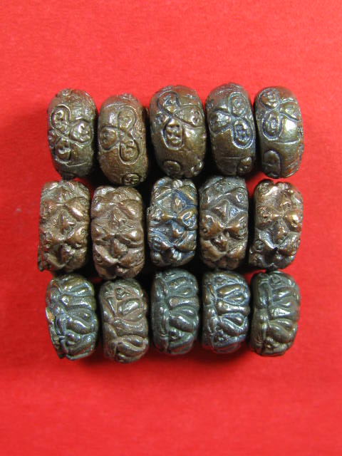189เม็ดประคำ 15 เม็ด หลวงปู่กาหลง เขี้ยวแก้ว วัดเขาแหลม (3 ลาย ลายละ 5เม็ด) ค่ะ