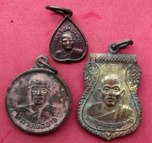 วัดใจเริ่ม 10 บ.เหรียญพระเกจิ 3 เหรียญ .AK574