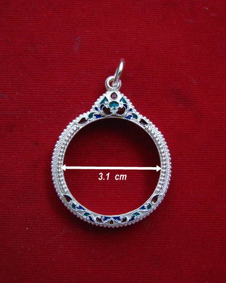 กรอบเงิน ติดไข่ปลา ดัดลาย ลงยาสุโขทัย  ใส่ เหรียญหมุนเงินหมุนทอง หลวงปู่หมุน # 56