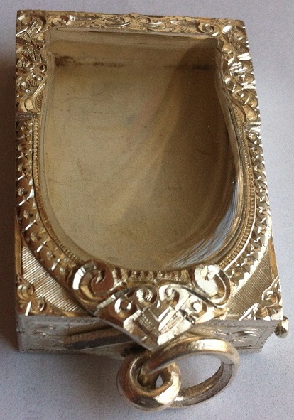 ตลับสมเด็จ สั่งตัดมือหนึ่ง สวยๆทำจากเงิน95% ใบใหญ่หมุดแข็งแร ง น้ำหนัก 32.3กรัม..