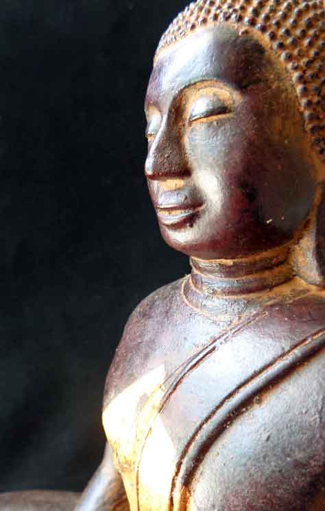 พระโสธรองค์ใหญ่ เนื้อศิลาแรงทำผิวสีแดงเข้มปิดทองเก่า หน้าตัก 9 นิ้ว...องค์ที่ 2