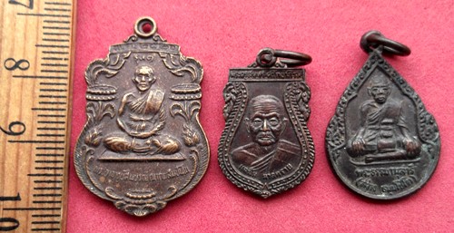 วัดใจเริ่ม 10 บาท กับ รวมเหรียญพระเกจิ 3 เหรียญ ..AK388