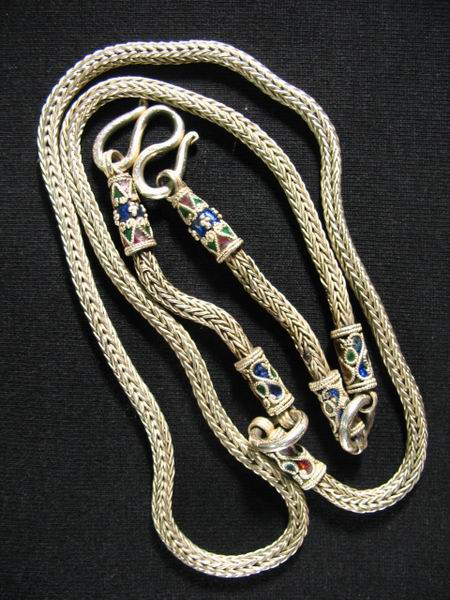 2,500.- สร้อยเงินแท้ ๆ มือ 2 ใส่พระได้ 3 องค์ เส้นใหญ่ ๆ หนักประมาณ 5 บาท