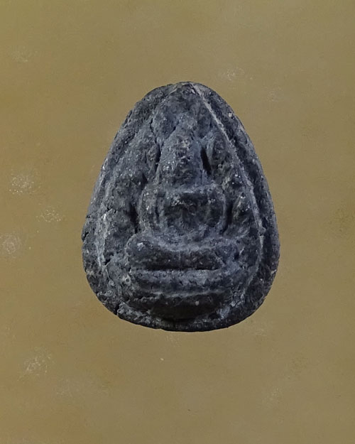 พระผงกลีบบัวเนื้อดำ พระครูใบฎีกาเกลี้ยง วัดสุทัศน์ (รหัส 2117)
