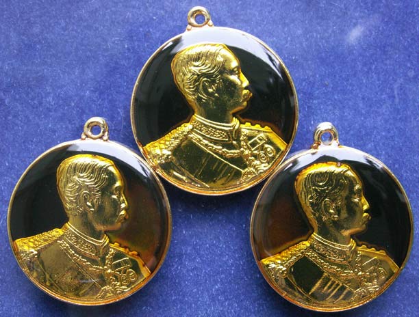 พร้อมกัน 3 เหรียญ..เหรียญ ร.5 พระปิยมหาราชรำลึกลงยา พ.ศ. 2525