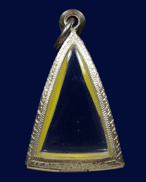 ตลับเงินสองหน้า แกะลายยกซุ้ม สำหรับพระเนื้อดิน/ผง & เหรียญหล่อ/ปั๊ม รูป 3 เหลี่ยม 