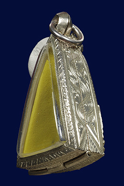 ตลับเงินสองหน้า แกะลายยกซุ้ม สำหรับพระเนื้อดิน/ผง & เหรียญหล่อ/ปั๊ม รูป 3 เหลี่ยม 