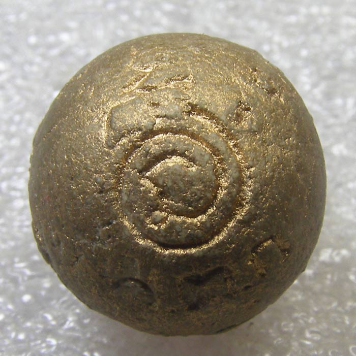 ลูกอม หลวงพ่ออุ้น วัดตาลกง จ.เพชรบุรี ปี2548 เนื้อผง สีบรอนทอง