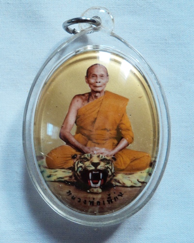 ล็อคเก็ตจัมโบ้หลวงพ่อเพี้ยนฉากทอง+ตระกรุดทองคำ3ดอก+พระชัยวัฒน์+พลอย+เล็บหลวงพ่อสวยครับปี2648-2549ครั