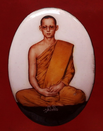 ล็อกเก็ตในหลวงทรงผนวช หลังอุดเทียนชัย+เเผ่นเงิน+จีวร ปี08 ( รูปวงรี ฉากขาว) หายาก ราคาเบาๆ
