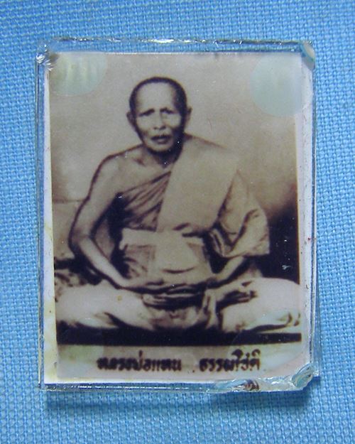 รูปติดกระจกหลวงพ่อแทน วัดธรรมเสน อ.โพธาราม จ.ราชบุรี