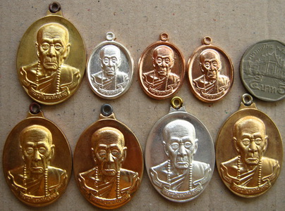8เหรียญชุดกรรมการ เหรียญห่วงเชื่อมหลวงปู่คำบุ วัดเจดีย์ศรีชมภู รุ่นธรณีสงฆ์มหาลาภ หมายเลข396