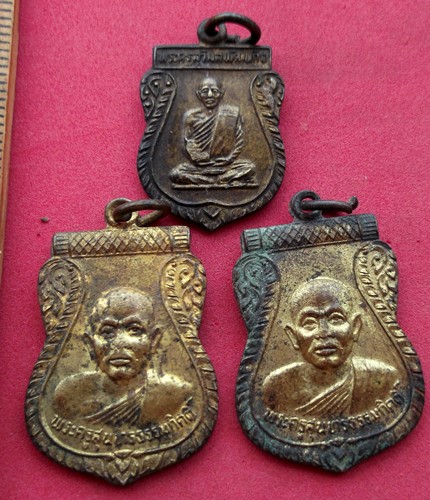 10 บาท... กับ เหรียญพระเกจิ 3 เหรียญ ....JB245