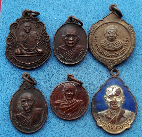 วัดใจเริ่ม 50 บาท กับ รวมเหรียญพระเกจิภาคตะวันออก 6 เหรียญ  ..AM424