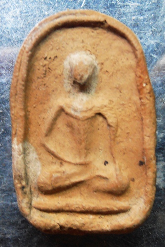 พระพิมพ์เศียรโล้นสะดุ้งกลับเนื้อดินหลวงปู่เจือ ยุคต้นๆครับ