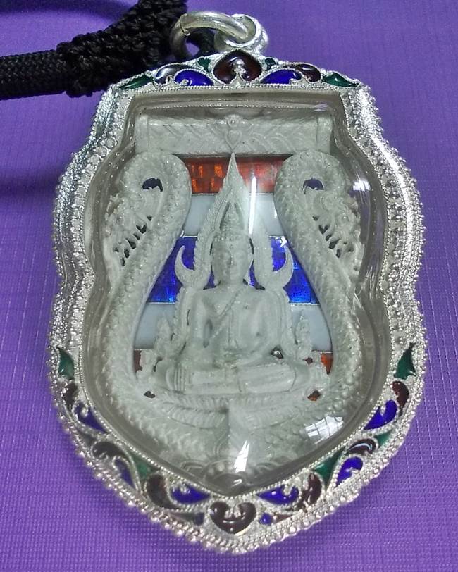 พระพุทธชินราช เหรียญฉลุยกซุ้มลายมังกร รุ่นมหาจักรพรรดิ์ ปี 2555 เนื้อเงินลงยาลายธงชาติ หมายเลข 345