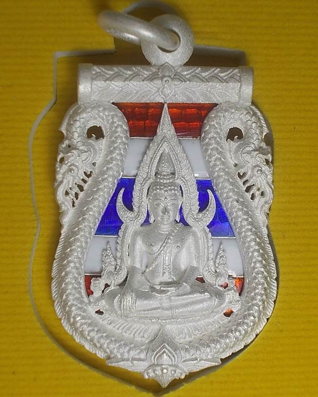 พระพุทธชินราช เหรียญฉลุยกซุ้มลายมังกร รุ่นมหาจักรพรรดิ์ ปี 2555 เนื้อเงินลงยาลายธงชาติ หมายเลข 345