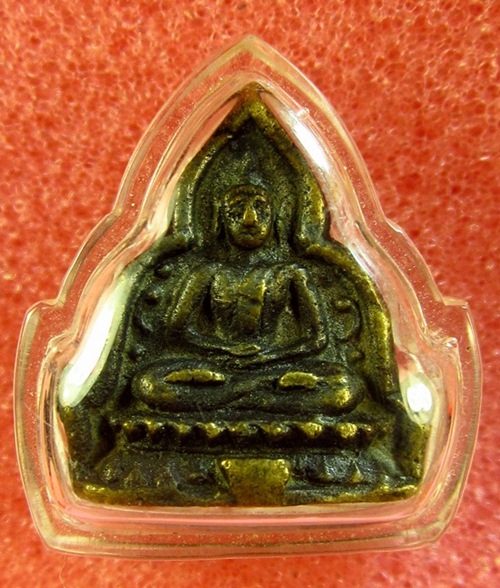 เหรียญหล่อสามเหลี่ยม วัดราชบพิธ ปี 2481 ก้นอุดผง 