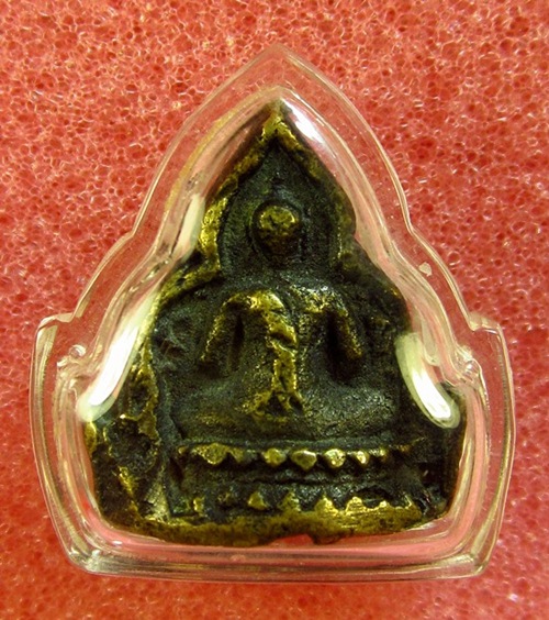 เหรียญหล่อสามเหลี่ยม วัดราชบพิธ ปี 2481 ก้นอุดผง 